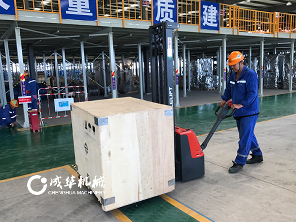成華電動(dòng)地牛叉車(chē)在倉(cāng)庫(kù)中心的使用